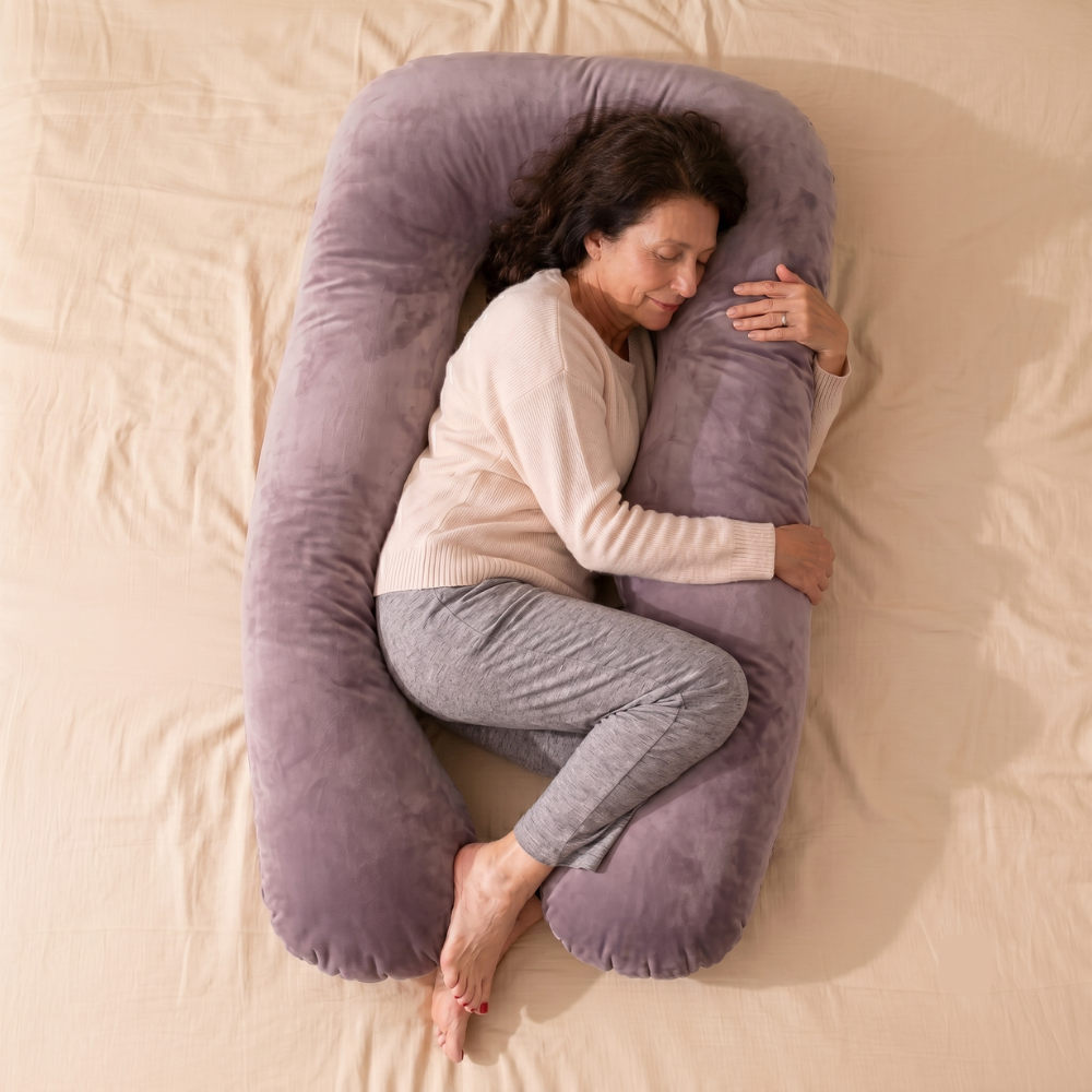Vue de dessus d'une femme enlacée par son CoolNight, posture parfaitement alignée